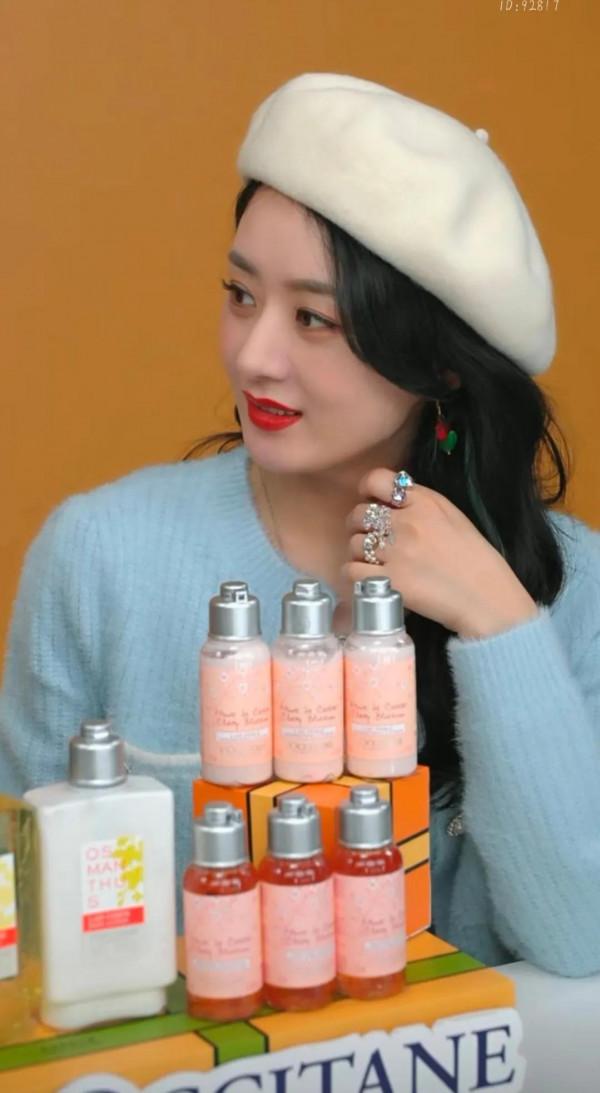 趙麗穎最新直播間帶貨，藍色針織衫搭配白色貝雷帽捲髮挑染美爆了