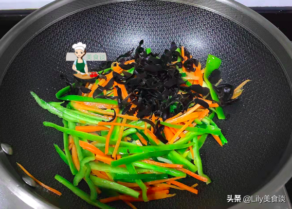 胡蘿蔔和它一起炒,鮮香營養開胃,隔三岔五給孩子做,一盤不夠吃 胡蘿蔔和它一起炒,鮮香營養開胃,隔三岔五給孩子做,一盤不夠吃