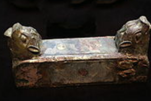 山東一古墓出現金龍玉席,其中還有一刀一劍,墓主人嘴中含有龍珠 山東一古墓出現金龍玉席,其中還有一刀一劍,墓主人嘴中含有龍珠