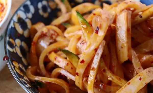 不用洗面,教你涼皮新做法,陝西特色小吃白麵揉揉,勁道柔軟好吃 不用洗面,教你涼皮新做法,陝西特色小吃白麵揉揉,勁道柔軟好吃