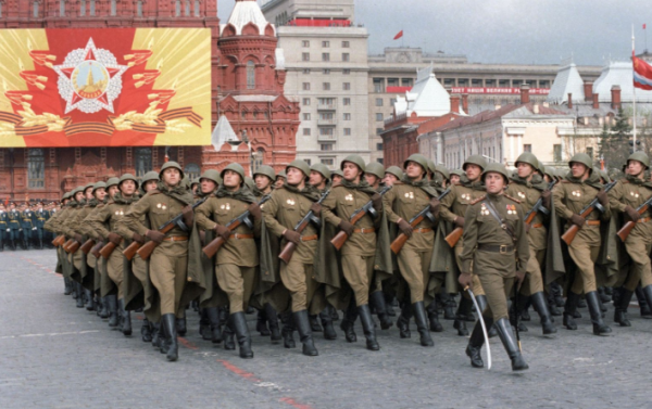 西方能圍堵蘇聯，卻拿中國沒有任何辦法？3個因素很重要