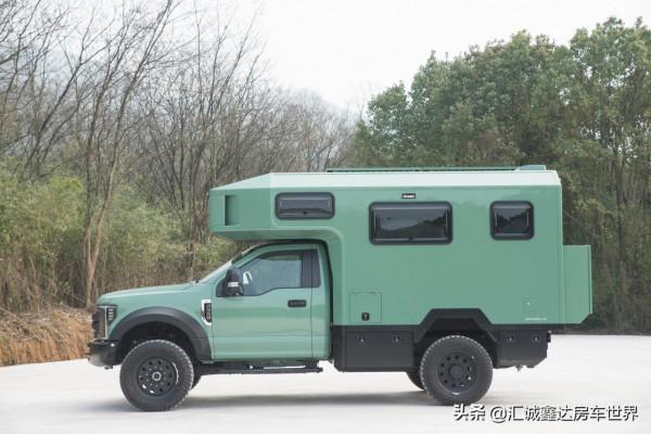 軍綠防爆車體，配四驅V8動力，帶吃住功能！實拍福特4座越野房車