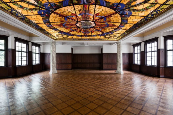 在上海有一棟鑲金的別墅是什麼樣的體驗？