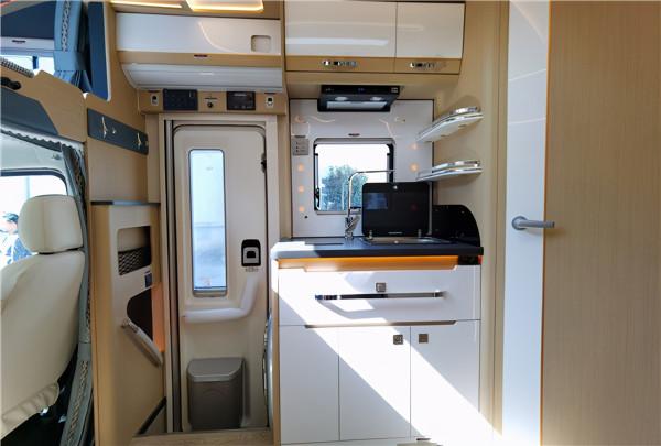 新款鉑馳旅行家雙拓展房車，國六依維柯歐勝首選房車