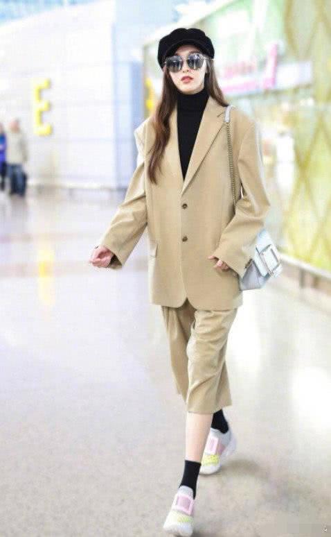 唐嫣西裝配運動鞋被拍，網友狂贊好看，果然是個看臉的世界