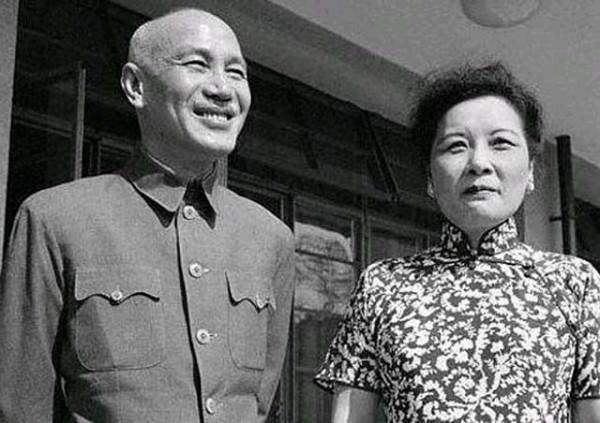 1952年，吳國楨參加蔣介石壽宴，返程發現車子被蔣做手腳