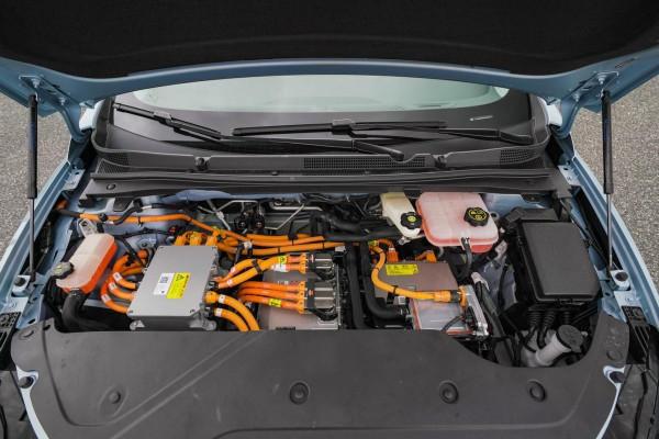 憑顏值出道，續航410公里，5門5座設計空間不擠，實拍別克微藍6