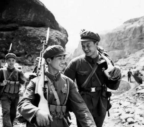 惡貫滿盈的土匪覃小么，偷偷潛回老家躲藏，因被罩太潮溼暴露被殺