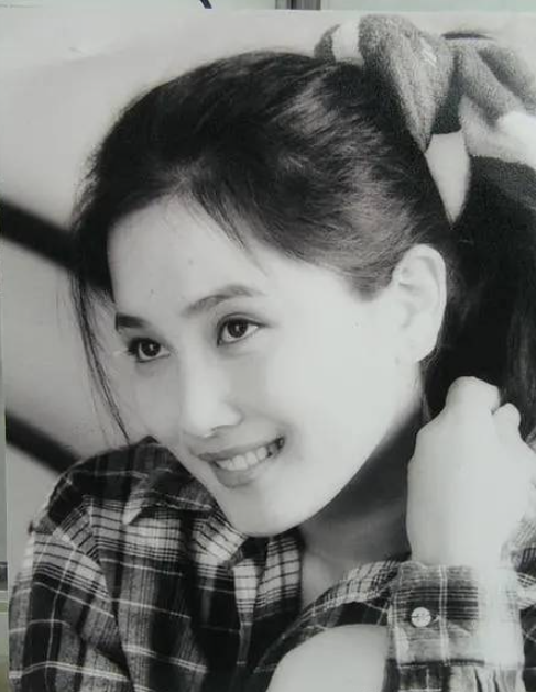 兩任前妻70後,情人80後,三婚又娶90後,是因為侯勇有錢就變壞? 兩任前妻70後,情人80後,三婚又娶90後,是因為侯勇有錢就變壞?