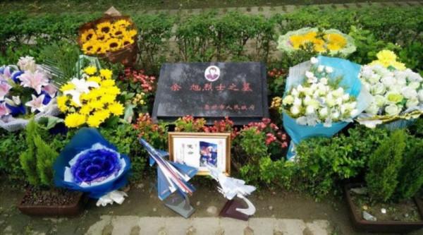 空軍英烈餘旭同志墓，四季鮮花環繞，墓前還放著殲十戰機模型
