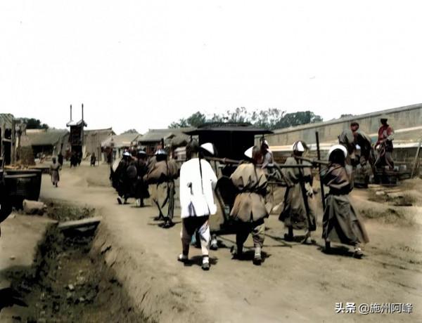 老照片:1901年在天津拍攝的照片,直隸總督衙門口站崗計程車兵 老照片:1901年在天津拍攝的照片,直隸總督衙門口站崗計程車兵