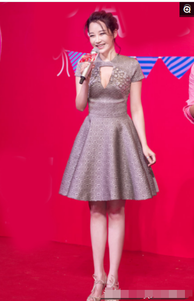 許晴活動撈金，50歲穿得像18歲，網友：她不是裝嫩，是真嫩