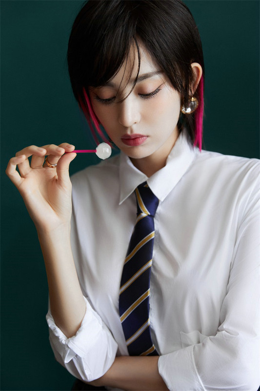 娜扎著白襯衫搭個性領帶 變身甜酷少女 娜扎著白襯衫搭個性領帶 變身甜酷少女