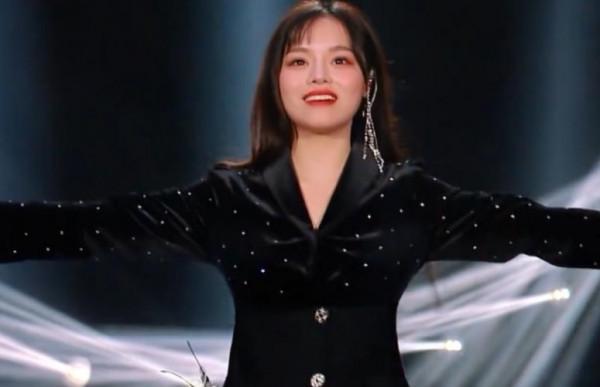 6年前黃霄雲被淘汰,如今憑一首歌“翻身”,節目請她回去當導師 6年前黃霄雲被淘汰,如今憑一首歌“翻身”,節目請她回去當導師