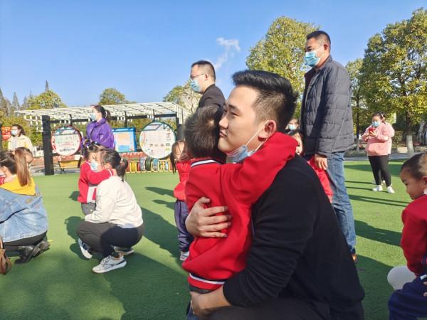 沐浴初冬暖陽 運動伴我成長——石化一幼舉行小班組親子運動會
