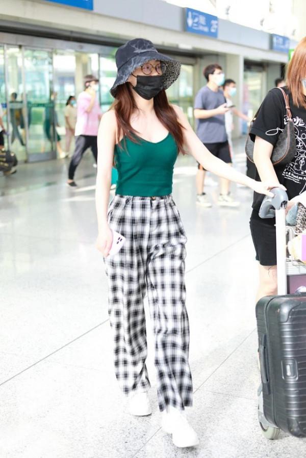 鄭合惠子這樣穿真養眼，吊帶衫+格子褲文藝隨和，還打造出好身材