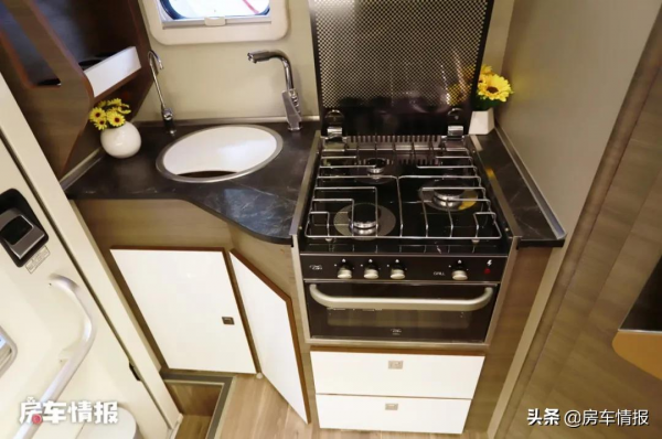 宇通娛樂版房車！首次用大客廳佈局，帶私人影院小孫子不會再無聊