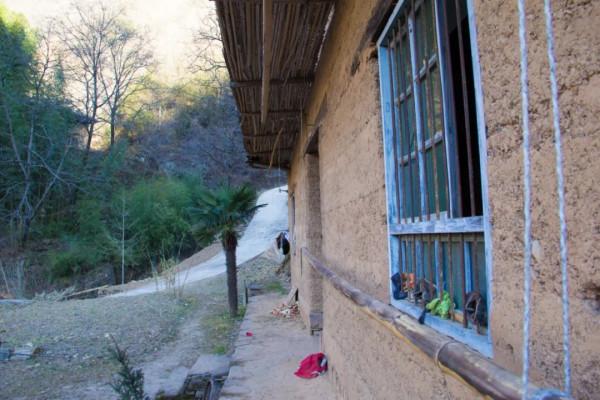 這棟秦嶺老房子牆體顏色很少見，原以為是光線原因，後來發現錯了