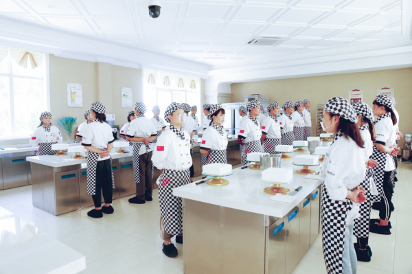 合肥第四大富豪，手握新東方烹飪學校、萬通汽修，身價已達160億