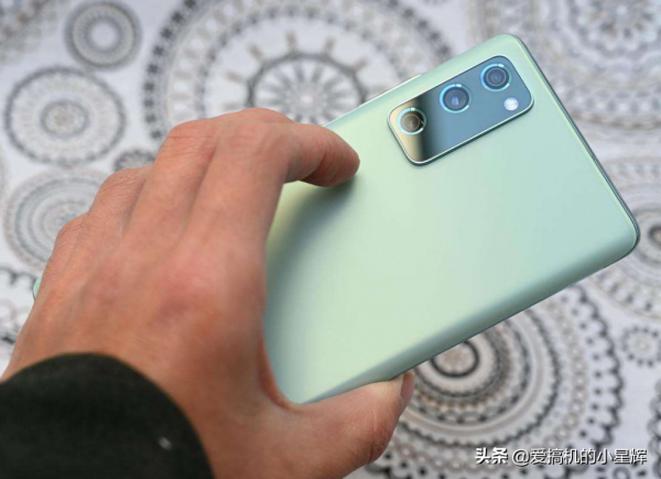 從4999跌至2999元，從高階機到中端機市場，旗艦芯+IP68+無線充電