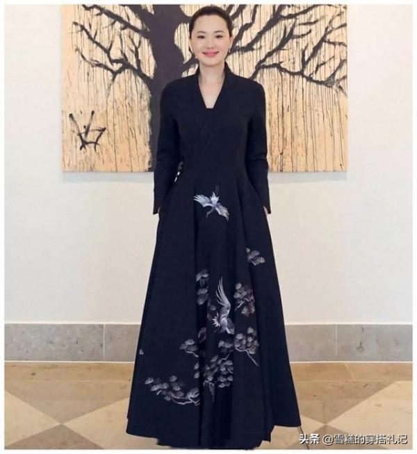 有肚子的女人別隻會“塞衣角”，學詠梅的顯瘦穿法，藏肉又時髦