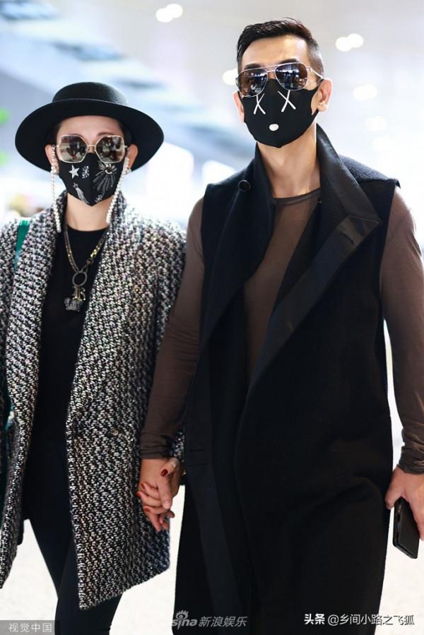 趙文卓緊牽愛妻現身 兩人黑超遮面大衣加身氣場矚目 趙文卓緊牽愛妻現身 兩人黑超遮面大衣加身氣場矚目