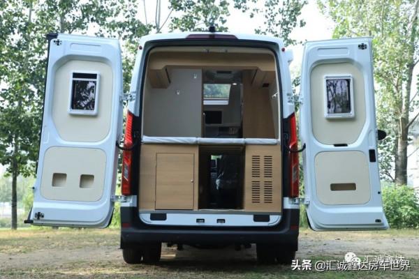 ​大通4人版柴油自動擋房車！簡潔佈局，還設多種實用設計