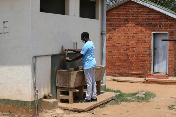 通訊:“中國井”讓非洲兄弟姐妹喝上放心水——記中國在辛巴威、盧安達援建水井專案 通訊:“中國井”讓非洲兄弟姐妹喝上放心水——記中國在辛巴威、盧安達援建水井專案