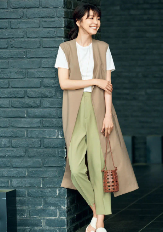 長馬甲也能穿出高階感，瞧這些時髦精的造型，40+50+的女人都愛了