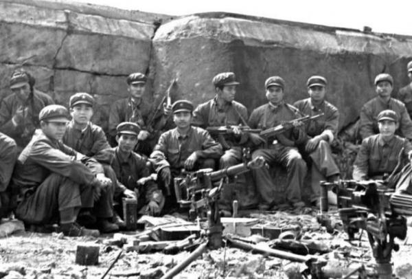 英雄韋昌進:左眼被打出後堅守11小時,對排長喊道:“向我開炮” 英雄韋昌進:左眼被打出後堅守11小時,對排長喊道:“向我開炮”