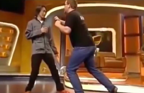 4位明星被採訪發飆:李連杰當場踹翻桌子,周星馳反應最解氣 4位明星被採訪發飆:李連杰當場踹翻桌子,周星馳反應最解氣