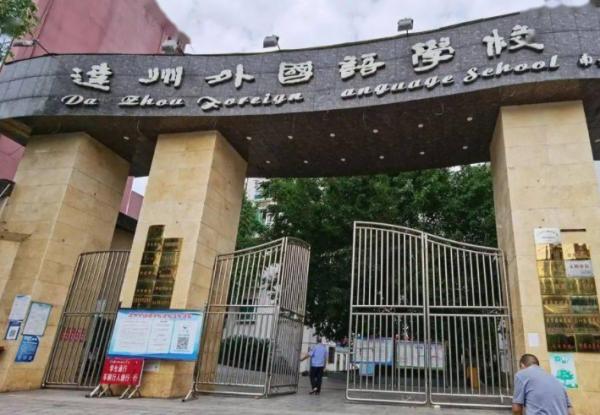 帶牛奶入校被拒，倆老實學生校門口喝掉半箱，網友：看著好心酸