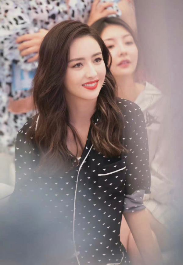 佟麗婭白色渲染毛衣簡約時尚，青春洋溢如鄰家女孩