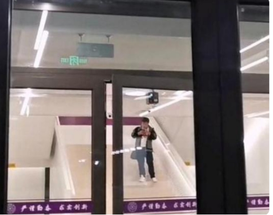 “凌晨10點半”的清華火了，看看他們，覺得自己的大學白上了