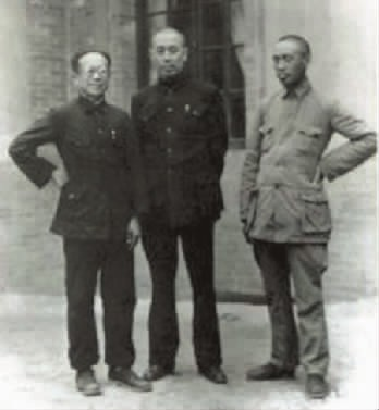 周恩來一生最危險的遇刺：警衛近乎全軍覆沒，副官身上名片救了他