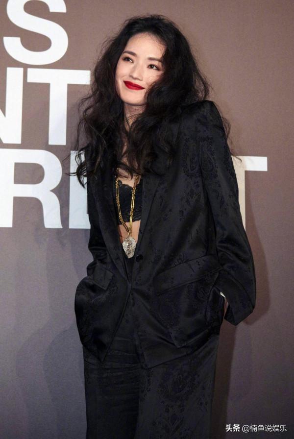 路人鏡頭下的舒淇好美,微卷長髮氣質迷人,這狀態真不像45歲的人 路人鏡頭下的舒淇好美,微卷長髮氣質迷人,這狀態真不像45歲的人