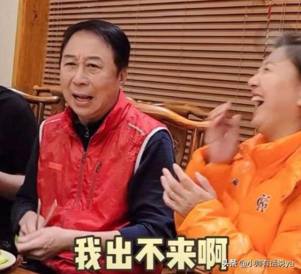 馮鞏與閆學晶罕見同框,配合默契說快板,把扇子摔桌上一臉怒氣 馮鞏與閆學晶罕見同框,配合默契說快板,把扇子摔桌上一臉怒氣