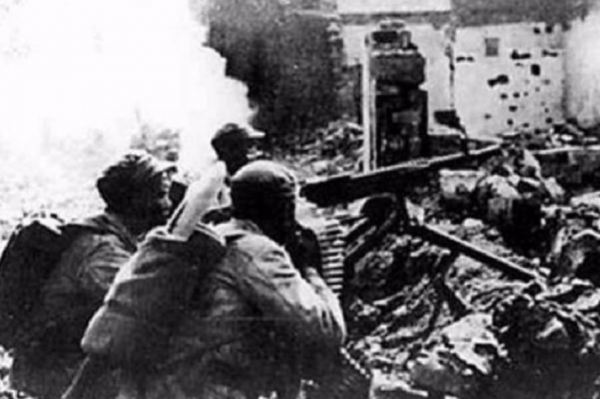 1944年“猛張飛”接到突圍命令，沉默一會後：不，我還有60發子彈