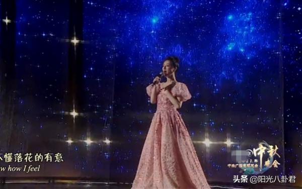 中秋晚會女星鏡頭:劉詩詩古裝搶眼,薇婭儀態絕,歐陽娜娜小清新 中秋晚會女星鏡頭:劉詩詩古裝搶眼,薇婭儀態絕,歐陽娜娜小清新