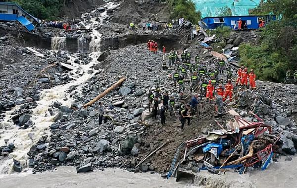 22歲軍人抗洪犧牲，8位國家將軍送行，戰友替其盡孝看望英雄父母