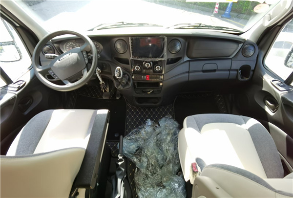 新款鉑馳旅行家雙拓展房車，國六依維柯歐勝首選房車