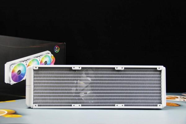 產品更新還真快,連水冷管都帶RGB光,炫彩機箱更添新裝 產品更新還真快,連水冷管都帶RGB光,炫彩機箱更添新裝