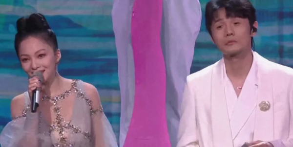 春晚明星搞笑瞬間：陳寶國隔口罩摳鼻子，張韶涵李榮浩大眼瞪小眼