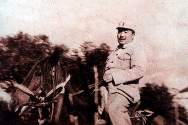 64年賀龍請楊勇吃飯，看到滿滿一桌子菜生氣道：把你們經理叫過來