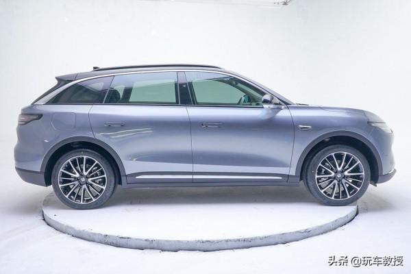 售價不到16萬，帶三聯屏+無框車門的零跑C11怎麼選最合適？