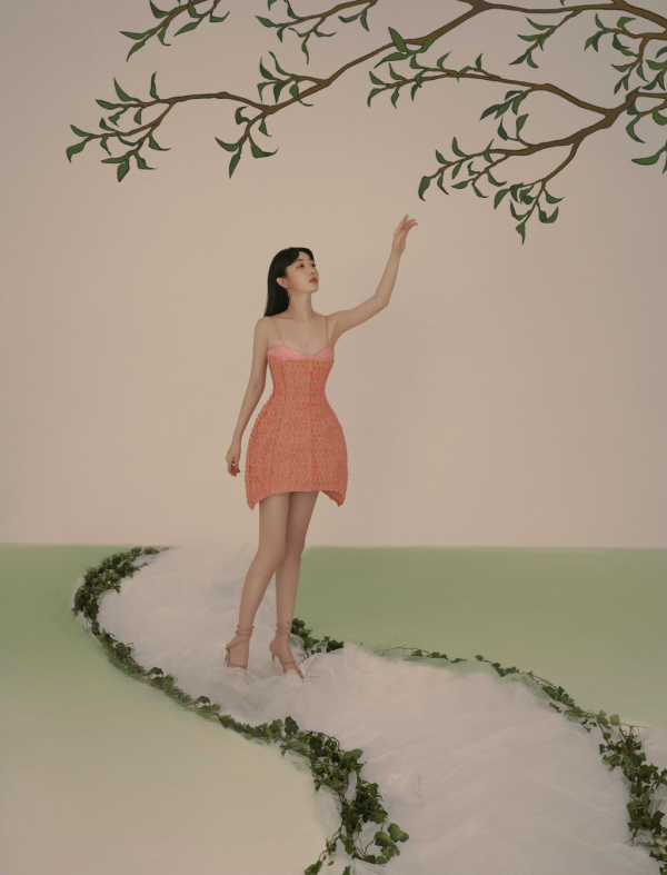 難怪能演“林黛玉”，蔣夢婕穿花苞吊帶裙出鏡，配長髮甜美柔弱