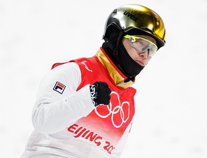 2月16日新聞夜覽｜齊廣璞奪得自由式滑雪男子空中技巧金牌；2021年度個稅彙算今起可預約辦稅；河南7部門聯合約談5家網約車公司