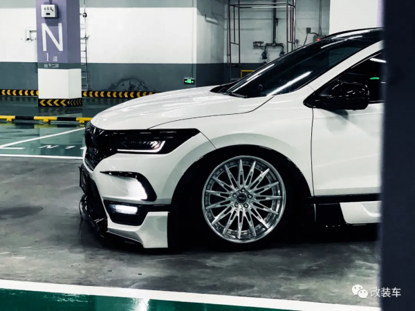 再加10萬塊本田皓影也很帥，自己開模做套件玩姿態