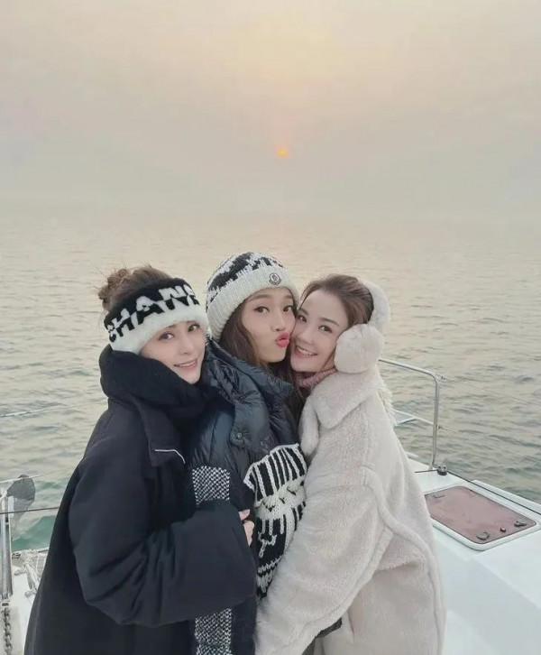 初雪,穿得像徐璐這麼可愛會得到愛情麼? 初雪,穿得像徐璐這麼可愛會得到愛情麼?