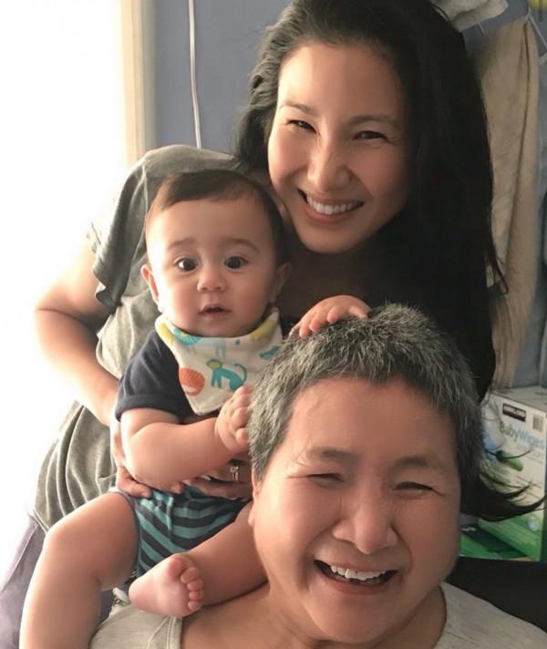 75歲鄭佩佩近況曝光!祖孫三代合照溫馨,混血外孫顏值高 75歲鄭佩佩近況曝光!祖孫三代合照溫馨,混血外孫顏值高